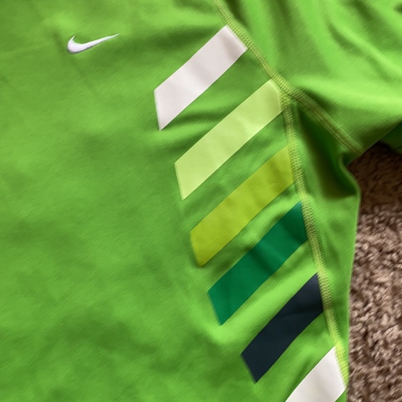 Women’s M Nike Performance V-Neck Shirt - Picture 3 of 3